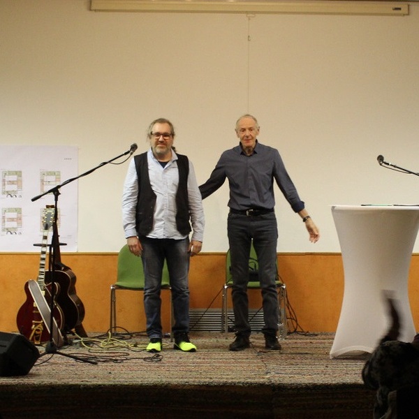 Liada und G'schicht'n im Dialekt / © Pfarrgemeinde Feldkirchen an der Donau Martin Reisinger und Günter Wolkerstorfer auf der Bühne