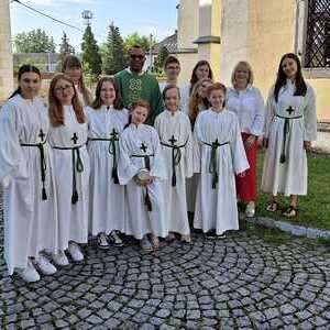 Die Ministrant:innen sind bereit für den Gottesdienst