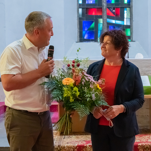 Pfarrgemeinderatsobmann Franz Gegenleitner bedankt sich bei Gabi Straßmeir anlässlich ihrer Pensionierung Ende Juli