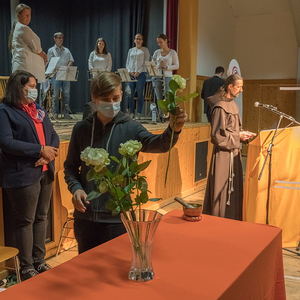 Gedenkfeier an die Opfer des ehemaligen KZ Außenlagers Ternbergzum Thema „Menschlichkeit ohne Grenzen“Bild: Jugendliche tragen für die verstorbenen Menschen des ehemaligen KZ Außenlagers Ternberg Rosen nach vorneFoto: Haijes 