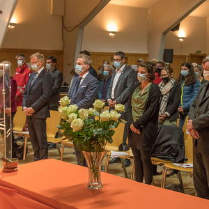 Gedenkfeier an die Opfer des ehemaligen KZ Außenlagers Ternbergzum Thema „Menschlichkeit ohne Grenzen“Bild: Jugendliche tragen für die verstorbenen Menschen des ehemaligen KZ Außenlagers Ternberg Rosen nach vorneFoto: Haijes 