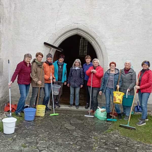 Fleißige „Bienen“ beim Kirchenputz / © Pfarrgemeinde Feldkirchen an der Donau Fleißige „Bienen“ beim Kirchenputz