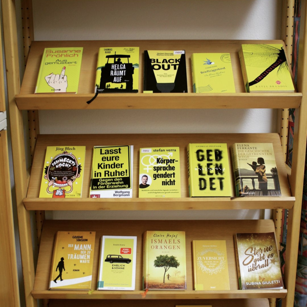 © Öffentliche Bibliothek Feldkirchen Bücherregal mit gelben Büchern