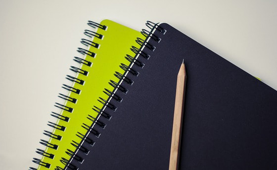Stift und Notizbuch
