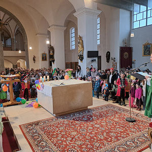 Gemeinsames Lied vor dem Altar