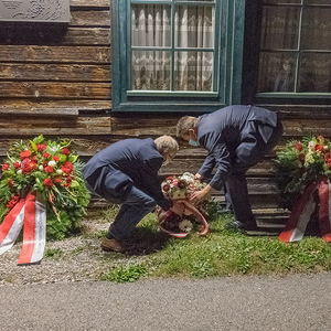 Gedenkfeier an die Opfer des ehemaligen KZ Außenlagers Ternbergzum Thema „Menschlichkeit ohne Grenzen“Bild: Kranzniederlegung vor der GedenktafelFoto: Haijes 