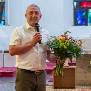 Pfarrgemeinderatsobmann Franz Gegenleitner bedankt sich bei Gabi Straßmeir anlässlich ihrer Pensionierung Ende Juli