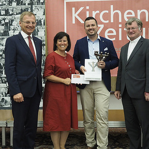 Patrick Eder mit Landeshauptmann Thomas Stelzer, Sozial-Landesrätin Birgit Gerstorfer und Bischof Manfred Scheuer