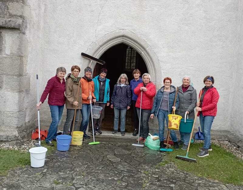 Fleißige „Bienen“ beim Kirchenputz