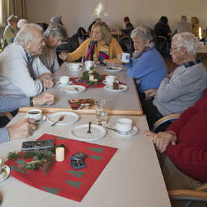 Adventkranzsegnung und Braunauer Adventcafé