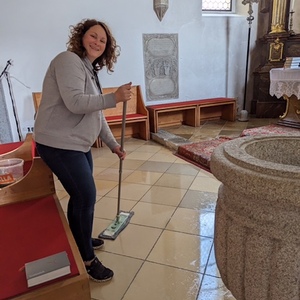 Fleißige „Bienen“ beim Kirchenputz