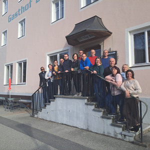 Gruppenfoto vor dem Gasthaus Draxler