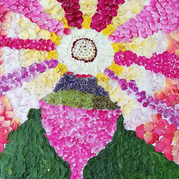 Blumenteppich gestaltet vom Caritas Kindergarten St. Florian am Inn