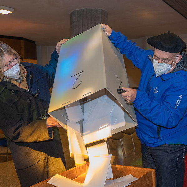 PGR-Wahl Pfarre Kirchdorf an der Krems Viele Menschen nutzten die Möglichkeit, zu wählen. Bild: Wahllokal in der KircheFoto Jack Haijes