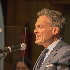 Gedenkfeier an die Opfer des ehemaligen KZ Außenlagers Ternbergzum Thema „Menschlichkeit ohne Grenzen“Bild: Tarek Leitner - Gedenkredner (Journalist und Moderator)Foto: Haijes 