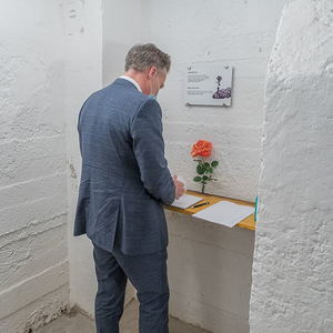 Gedenkfeier an die Opfer des ehemaligen KZ Au?enlagers Ternbergzum Thema ?Menschlichkeit ohne Grenzen?Bild: im Gedenkraum Tarek Leitner - Gedenkredner (Journalist und Moderator)Foto: Haijes 