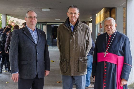 V. l.: Dechant Pfarrer Mag. Peter Neuhuber, Josef Linsmaier und Bischof em. Maximilian Aichern