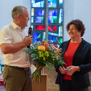 Pfarrgemeinderatsobmann Franz Gegenleitner bedankt sich bei Gabi Straßmeir anlässlich ihrer Pensionierung Ende Juli