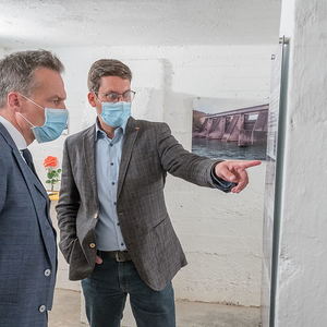 Gedenkfeier an die Opfer des ehemaligen KZ Außenlagers Ternbergzum Thema „Menschlichkeit ohne Grenzen“Bild: im Gedenkraum vlnr. Tarek Leitner - Gedenkredner (Journalist und Moderator), Erich BuchbergerFoto: Haijes 